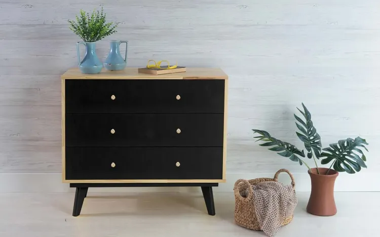 CÔMODA PRETA DE MADEIRA MACIÇA RETRÔ 3 GAVETAS CELESTE PUXADOR BOLINHA NATURAL E PRETO 90X40X79,5CM