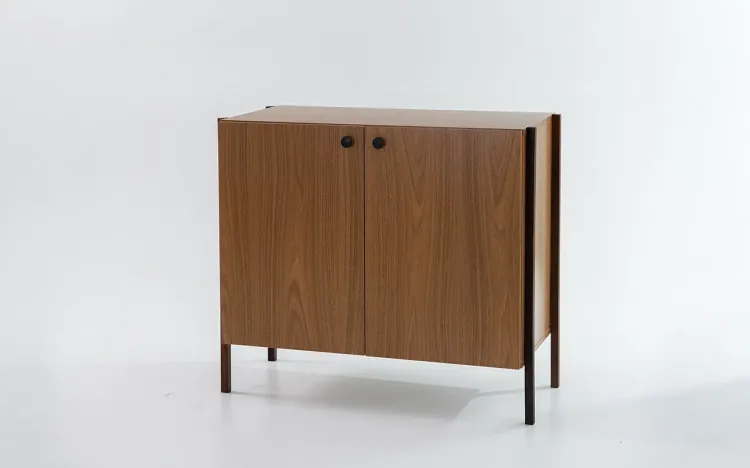 ARMÁRIO BUFFET PEQUENO 2 PORTAS NASH MDF FREIJÓ E PÉS DE MADEIRA IMBUIA 84X41,5X75 CM