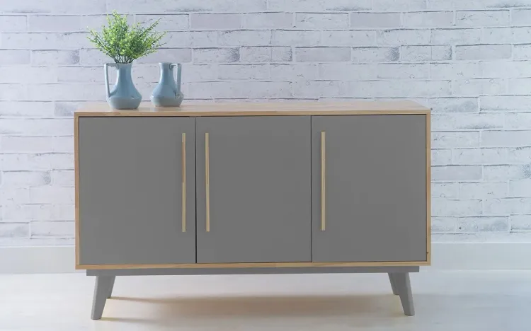 ARMÁRIO PÉS PALITO BUFFET 3 PORTAS DE MADEIRA MACIÇA CINZA CONCRETO CELESTE 133X40X79,5 CM