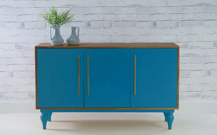 BUFFET COM PÉS TORNEADOS PARA SALA 3 PORTAS SIDERAL 133X40X79,5 CM - CAPUCCINO AZUL