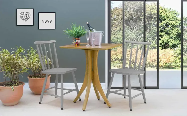 MESA COM DUAS CADEIRAS QUADRADA JULIETTE VERNIZ AMÊNDOA E CINZA CONCRETO