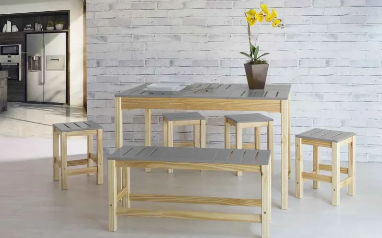 CONJUNTO DE MESA GOURMET COM BANQUINHOS DE MADEIRA MACIÇA TAEDA OLGA VERNIZ NATURAL E CINZA CONCRETO 120X80X75CM