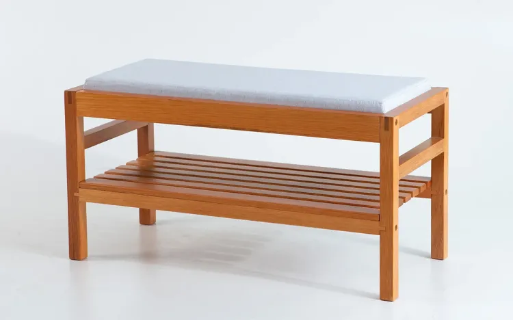 BANQUINHO SAPATEIRA ESTOFADO KERB VERNIZ JATOBÁ TEC. ALGODÃO RÚSTICO CINZA CLARO 90X40X48CM