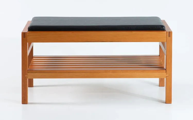 BANCO ESTOFADO PARA HALL DE ENTRADA KERB VERNIZ JATOBÁ TEC. COURO SINTÉTICO PRETO 90X40X48CM