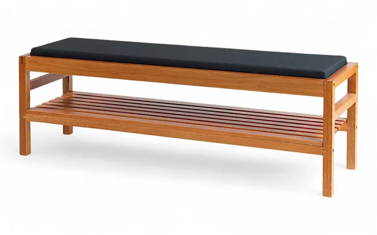 BANCO ESTOFADO COM PRATELEIRA MÉDIO KERB VERNIZ JATOBÁ TEC. ALGODÃO PRETO 140X40X48CM