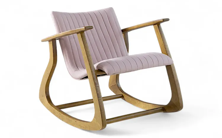 POLTRONA PARA QUARTO DE BALANÇO SMITH MATELASSÊ VERNIZ AMÊNDOA TEC.315 ALGODÃO ROSA 65X83X72CM