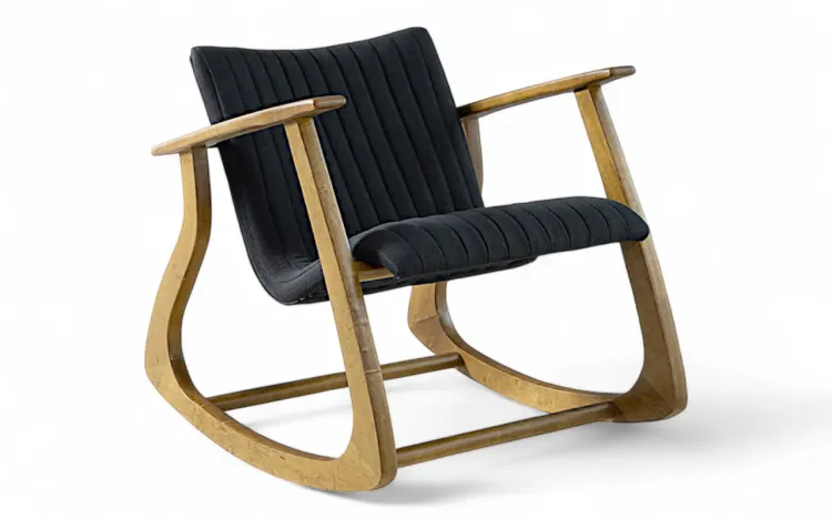 POLTRONA PARA SALA DE BALANÇO SMITH MATELASSÊ VERNIZ AMÊNDOA TEC.004 ALGODÃO PRETO 65X83X72CM