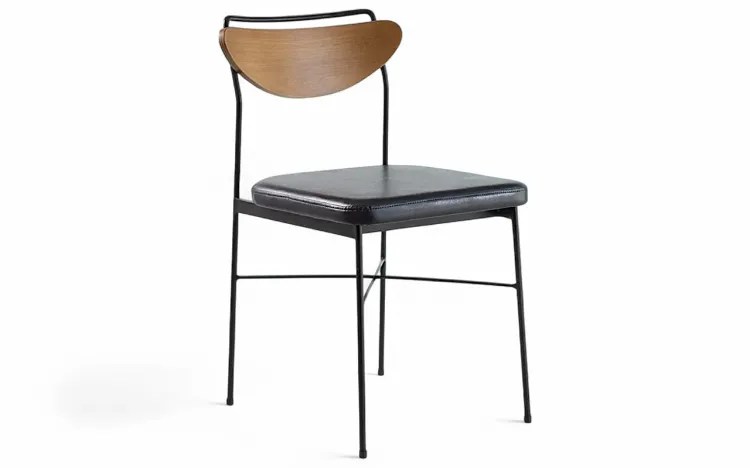 CADEIRA DE METAL E MADEIRA LÉA VERNIZ AMÊNDOA E TEC. COURO SINTÉTICO PRETO 44X57X81,5 CM