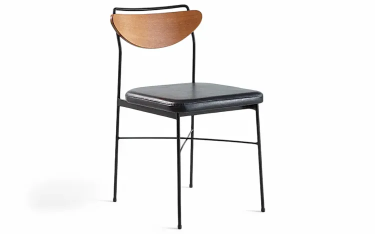 CADEIRA ESTOFADA DE METAL LÉA VERNIZ JATOBÁ E TEC. COURO SINTÉTICO PRETO 44X57X81,5 CM