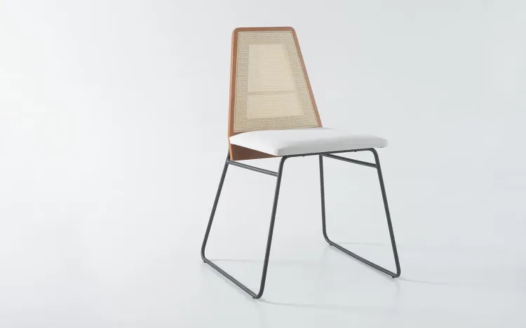 [OUTLET] CADEIRA ESTOFADA COM METAL BEND 02 VERNIZ JATOBÁ E TEC. BOUCLE 51X51X81 CM