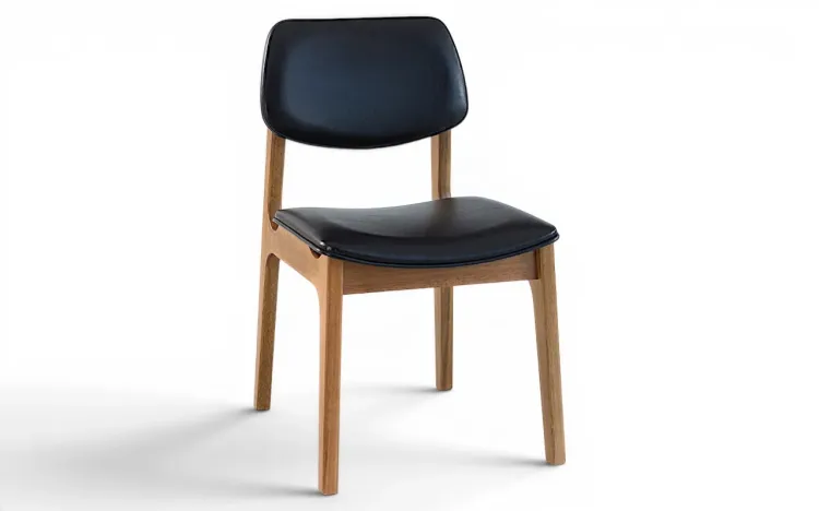 CADEIRA ESTOFADA PARA SALA DE JANTAR ALVA VERNIZ AMÊNDOA E COURO SINTÉTICO PRETO TEC.029 46x56,5x85,5 CM