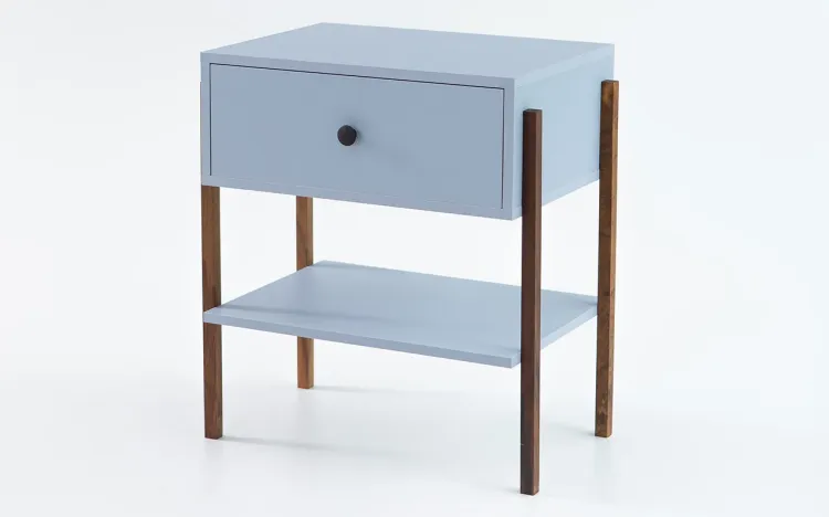 MESA DE CABECEIRA ALTA NASH MDF AZUL SERENO E PÉS IMBUIA 54X37X60 CM