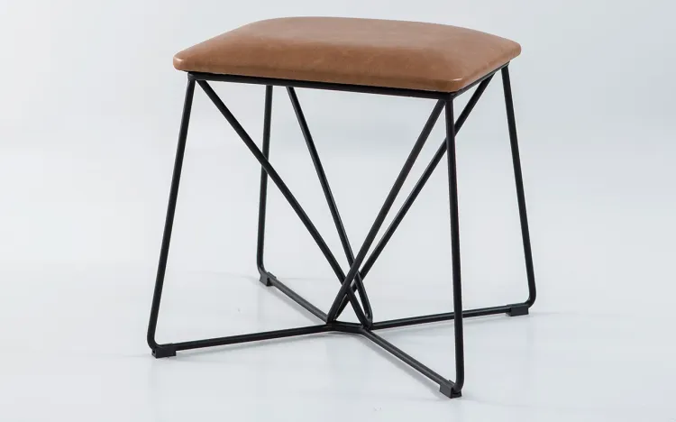 BANQUINHO DE METAL PARA HALL DE ENTRADA BEND 51X47X47CM TEC. 029 COURO SINTÉTICO CARAMELO *