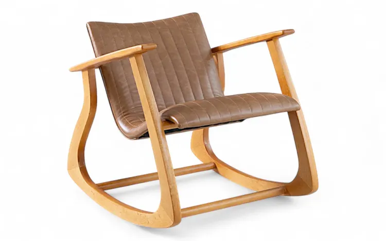 POLTRONA PARA SALA DE BALANÇO ESTOFADA SMITH MATELASSÊ VERNIZ JATOBÁ TEC.029 COURO SINTÉTICO CARAMELO 65X83X72CM