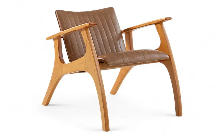 POLTRONA PARA SALA DE ESTAR ESTOFADA SMITH MATELASSÊ VERNIZ JATOBÁ TEC.029 COURO SINTÉTICO CARAMELO 69x83x74 CM