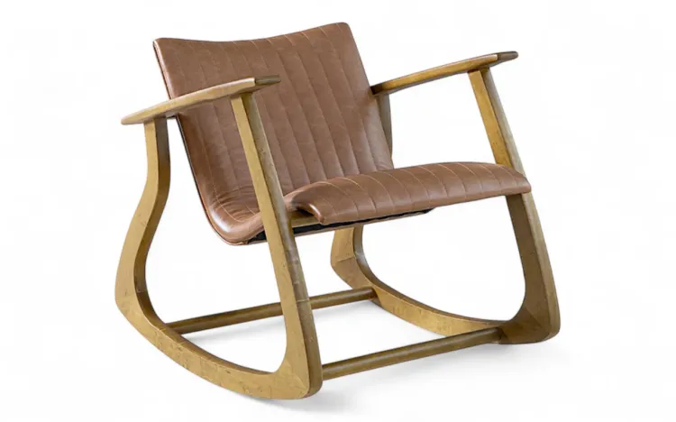 POLTRONA PARA QUARTO DE BALANÇO SMITH MATELASSÊ VERNIZ AMÊNDOA TEC.029 COURO SINTÉTICO CARAMELO 65X83X72CM