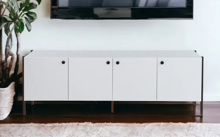 RACK PARA SALA 4 PORTAS NASH MDF BRANCO E PÉS DE MADEIRA IMBUIA 164X41,5X56 CM