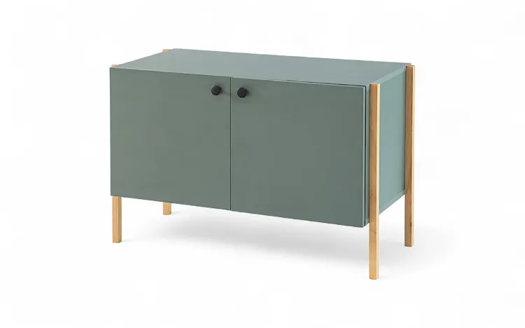 RACK TV PEQUENO PARA SALA 2 PORTAS NASH MDF VERDE ESCURO E PÉS DE MADEIRA TAUARI 84X41,5X56 CM