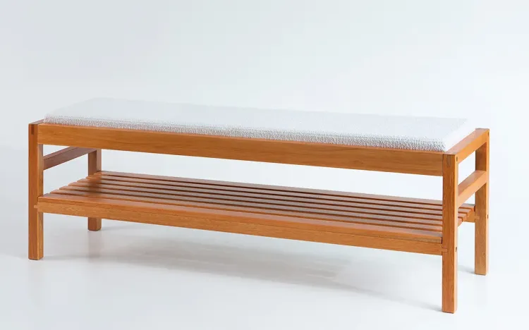BANCO PESEIRA PARA CAMA MÉDIO KERB VERNIZ JATOBÁ TEC. BOUCLE OFF WHITE 140X40X48CM