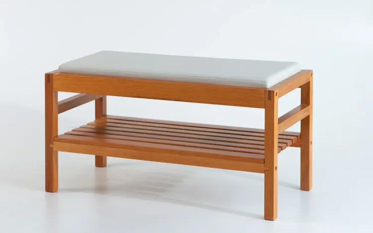 BANQUINHO ESTOFADO PARA HALL DE ENTRADA KERB VERNIZ JATOBÁ TEC. COURO OFF WHITE 90X40X48CM