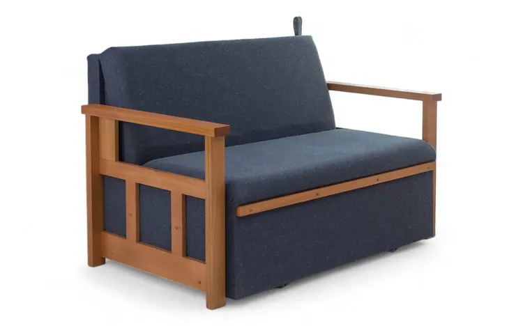 SOFÁ CAMA PEQUENO CASAL DE MADEIRA AKRO BICAMA DE MADEIRA VERNIZ MEL TECIDO CHUMBO - 128X90X85CM