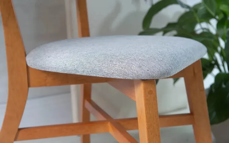 CADEIRA DE JANTAR DE MADEIRA ESTOFADA CATHERINE VERNIZ JATOB&Aacute; TEC. MESCLA SQ06 42x42x85CM